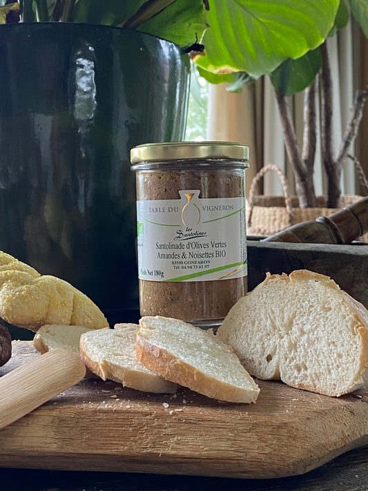 Biologische groene olijven met amandelen en hazelnoten tapenade